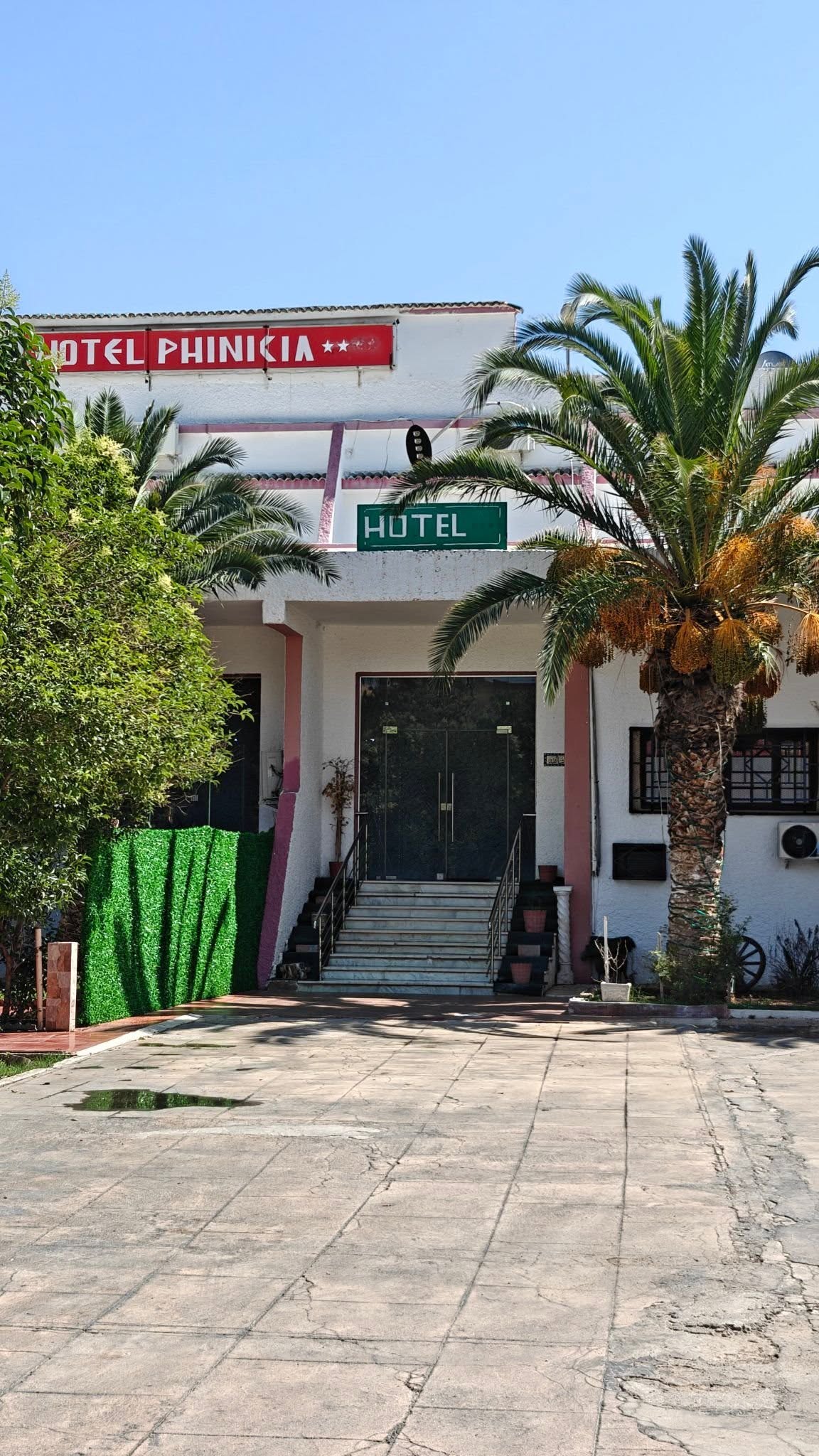 Hôtel Phinicia entrance with palm tree and 2-star hotel sign